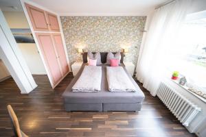a bedroom with two beds with pink pillows at Höri-Nest Seeblick-Appartement in Gaienhofen
