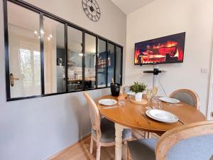 TV a/nebo společenská místnost v ubytování E - La bulle de champagne T3 proche centre-ville + 15 fotografií