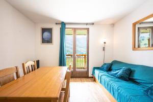 ein Zimmer mit Tisch und Bett und ein Esszimmer in der Unterkunft Neptune in Albiez-Montrond