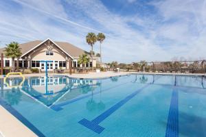una gran piscina frente a una casa en PW1310: 1310 Pelican Watch, en Seabrook Island