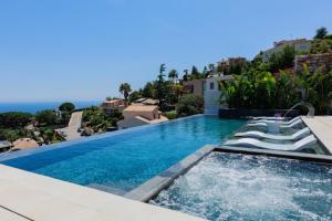 アレーリャにあるVilla Infinity Barcelonaの家の真ん中にあるプール