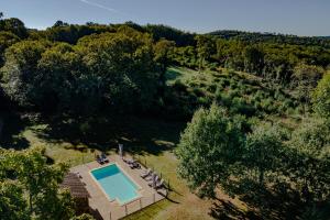 eine Draufsicht auf ein Haus mit Swimmingpool in der Unterkunft Le Petit Pech in Le Sirey