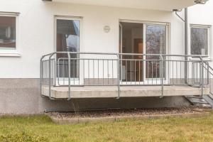 une maison avec un balcon sur le côté dans l'établissement Ferienwohnung Tannenblick 2-1, à Oberhof