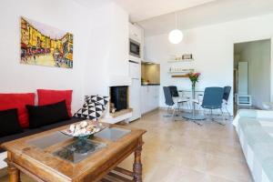 una sala de estar con un sofá y una mesa en Charming Apartment with Sea Views, en Mijas Costa