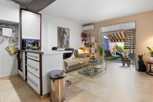 uma sala de estar com um balcão no meio em Domaine de la Corniche em Saint-Raphaël