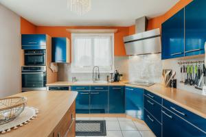 Kuchyň nebo kuchyňský kout v ubytování Charmante maison néo-bretonne