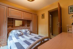 Un dormitorio con una cama y una mesa dentro. en Chataigniers, en Juvinas 20 fotos más