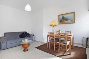 ein Wohnzimmer mit Tisch und Couch in der Unterkunft A O - Augusta in Peniche + 12 Fotos