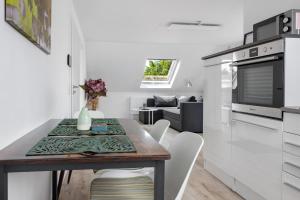 バート・ザルツフレンにあるFerienwohnung 2のテーブルと椅子のあるキッチンとリビングルーム