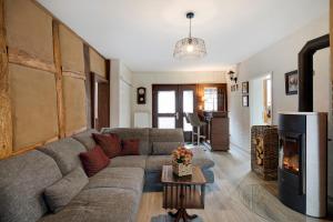 KöddingenにあるFerienhaus Cosyhome Vogelsbergのソファと暖炉のあるリビングルーム