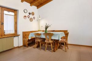 a dining room with a table and chairs at Casa Pòlse in Baselga di Pinè
