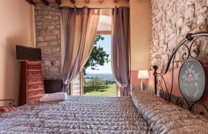 une chambre avec un lit avec une grande fenêtre dans l'établissement Villa Silvia, à Rignano sullʼArno