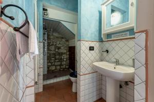 une salle de bain avec un lavabo et des toilettes dans l'établissement Villa Silvia, à Rignano sullʼArno 35 autres photos