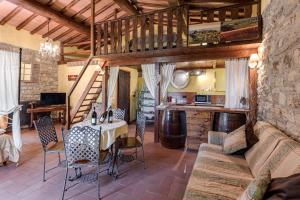 un salon avec une table et une cuisine dans l'établissement Villa Silvia, à Rignano sullʼArno