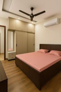 Ένα ή περισσότερα κρεβάτια σε δωμάτιο στο 4BHK Stay Royal BNB - Luxury Villa