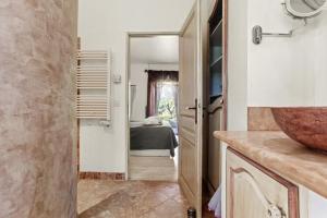 eine Küche mit einer Tür, die zu einem Schlafzimmer führt in der Unterkunft Villa D'Amour - Golfe de St Tropez in Préconil