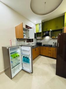 Η κουζίνα ή μικρή κουζίνα στο 4BHK Stay Royal BNB - Luxury Villa