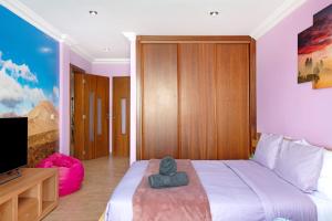 Un dormitorio con una cama grande y un televisor. en Casa Barriguita, en Yaiza 20 fotos más