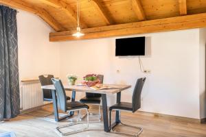 a dining room with a table and chairs at Stofnerhof Alpenherz in Sarntal