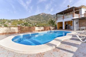 ein Swimmingpool vor einem Haus in der Unterkunft Villa Conchi in Frigiliana