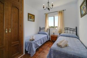 Un dormitorio con dos camas y una ventana en Los paraisos 3, en Conil de la Frontera 21 fotos más