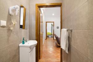 ein Badezimmer mit Waschbecken, Toilette und Spiegel in der Unterkunft Casa da Vila nº 6 in São Brás de Alportel + 16 Fotos