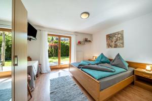 Un dormitorio con una cama con almohadas azules. en Ferienhof Turmwirt Gala, en Lana 16 fotos más