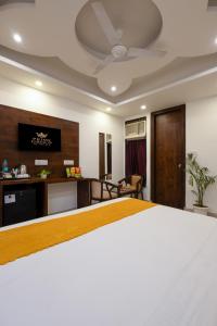 ニューデリーにあるHotel Krone Plaza Near IGI Airportのベッドとテレビがあるホテルの部屋