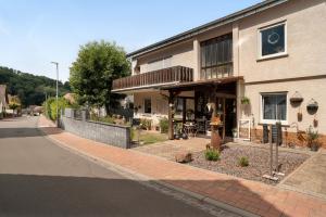a building on the side of a street at Ferienwohnung Kühlmeyer in Bundenthal