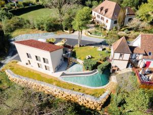 Gite le Geai des chenes في سارلا لا كانيدا: اطلالة جوية على منزل به شلال