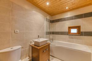 a bathroom with a tub and a sink and a toilet at Gabbro-Chalet Moderne Tout Confort in Villard-Reculas +25 photos
