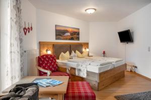 une chambre d'hôtel avec un lit et un canapé dans l'établissement Fewo Brünnstein - Nr 31 Pool, Sauna, à Oberaudorf