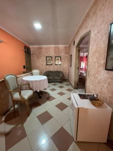 una sala de estar con una mesa y un sofá en Flats Ponte Pênsil, en São Vicente