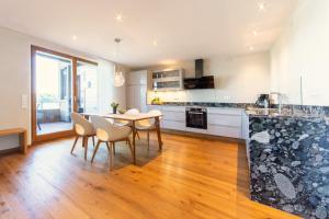 a kitchen with a table and chairs in a room at Ferienwohnung Seen-sucht in Bad Endorf