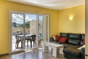 レスカラにあるEscala Riellsのソファとテーブルのあるリビングルーム