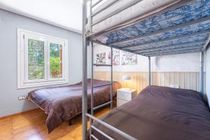 ein Schlafzimmer mit zwei Etagenbetten und einem Fenster in der Unterkunft Ilusion in Olocau + 29 Fotos