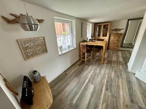 a living room with wooden floors and a table at Kleiner Kalle in Melsungen