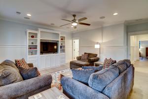 アイル・オブ・パームズにあるAV3-23: 3 23rd Avenueのソファ2つとテレビのあるリビングルーム