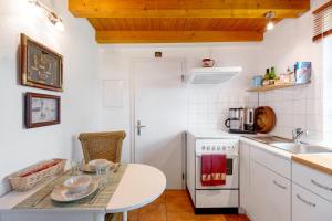 EngbüttelにあるAlte Schmiedeの白いキッチン(テーブル、シンク付)