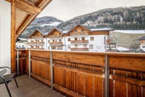 a balcony with a view of the mountains at Speckign Apartment 3 in Cadipietra