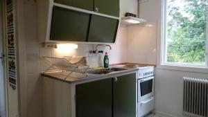 Η κουζίνα ή μικρή κουζίνα στο Det gamla bageriet i Moliden +2 φωτογραφίες