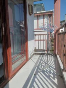 MengjiagangにあるZhangjiajie West Station Innのドアの横のバルコニーに置かれた金属製の物体