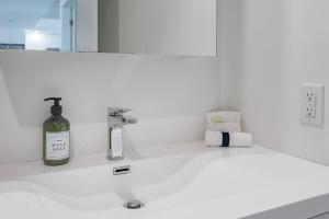 een fles wijn op een wastafel in de badkamer bij Downtown Montreal 1BR - Sleeps 4 in Montreal +22 foto's