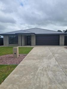 Sutton Town11 Federation Drive的前面有大车道的房子