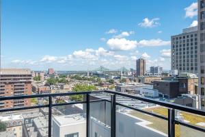 een uitzicht op een stad vanaf een balkon bij Downtown Montreal 1BR - Sleeps 4 in Montreal