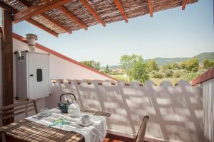 Cảnh núi rừng hoặc tầm nhìn ra núi từ nhà nghỉ dưỡng