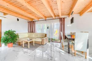 ドンプキにあるFH Romaniuk Nr 5のソファとテーブルのあるリビングルーム