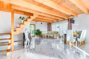 ドンプキにあるFH Romaniuk Nr 5のリビングルーム(階段、テーブル、椅子付)