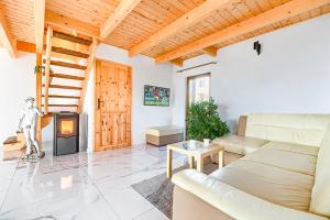 ドンプキにあるFH Romaniuk Nr 5のソファと暖炉のあるリビングルーム