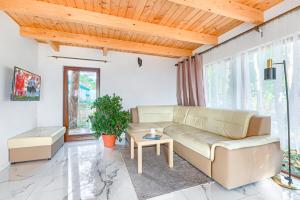 ドンプキにあるFH Romaniuk Nr 5のソファとテーブルのあるリビングルーム +11枚の写真